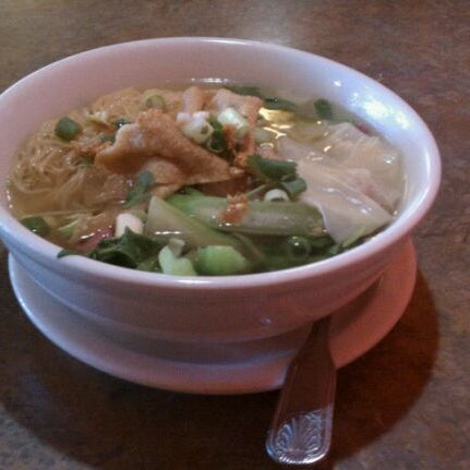 Das Foto wurde bei Aloy Thai Cuisine von Sarah W. am 9/29/2011 aufgenommen