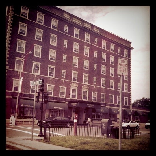 รูปภาพถ่ายที่ Hawthorne Hotel โดย J. Samantha S. เมื่อ 6/10/2011
