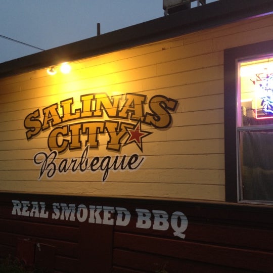 Foto tirada no(a) Salinas City BBQ por Misty M. em 9/3/2012