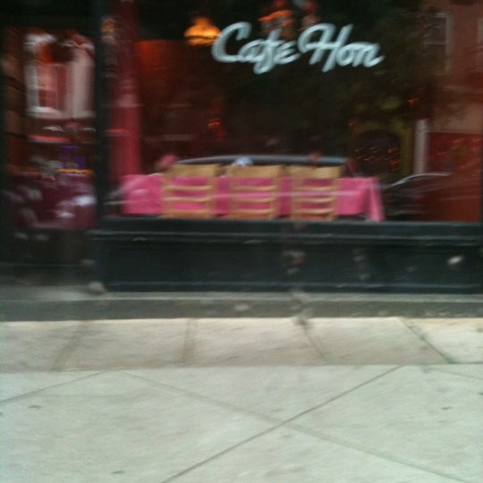 Foto tirada no(a) Cafe Hon por Beth W. em 5/23/2011