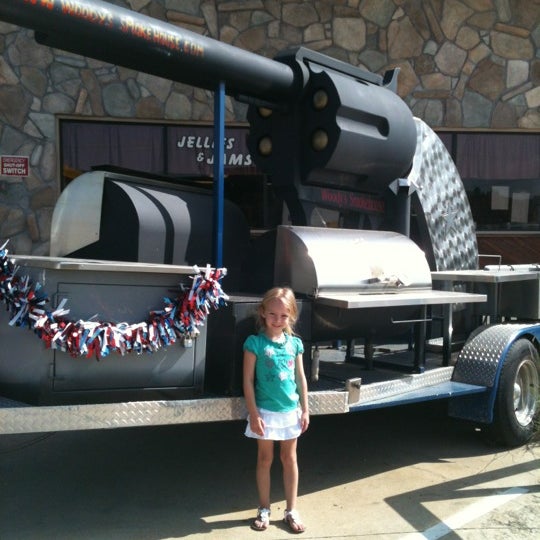 Das Foto wurde bei Woody&#39;s Smokehouse Inc. von Heather C. am 7/4/2012 aufgenommen