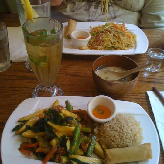 Снимок сделан в Wild Ginger Pan-Asian Vegan Cafe пользователем Barb M. 6/21/2012