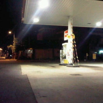 Photo taken at Shell by Ｊ工爪工モ JDT . on 1/30/2012