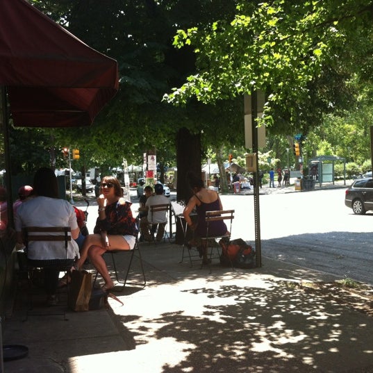 รูปภาพถ่ายที่ Green Line Cafe โดย Scott G. เมื่อ 6/9/2012