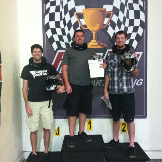 Photo prise au Fast Lap Indoor Kart Racing par Brian H. le10/22/2011