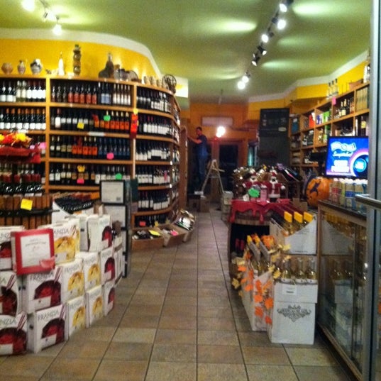 Foto diambil di Williamsburg Wines &amp; Liquors oleh Sabino C. pada 10/25/2011