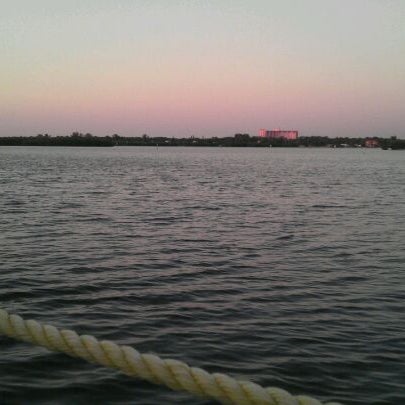 Foto scattata a Ophelia&#39;s on the Bay da Roger W. il 5/22/2012