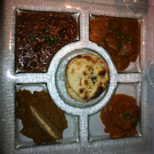 Deliciosa comida hindú,éste es un plato degustación  llamado thali.valoración un 100!