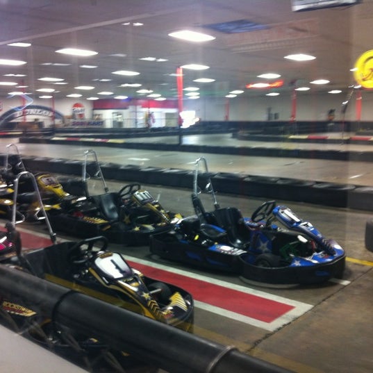 Foto tomada en Track 21 Indoor Karting &amp; More  por Tina N. el 7/25/2012