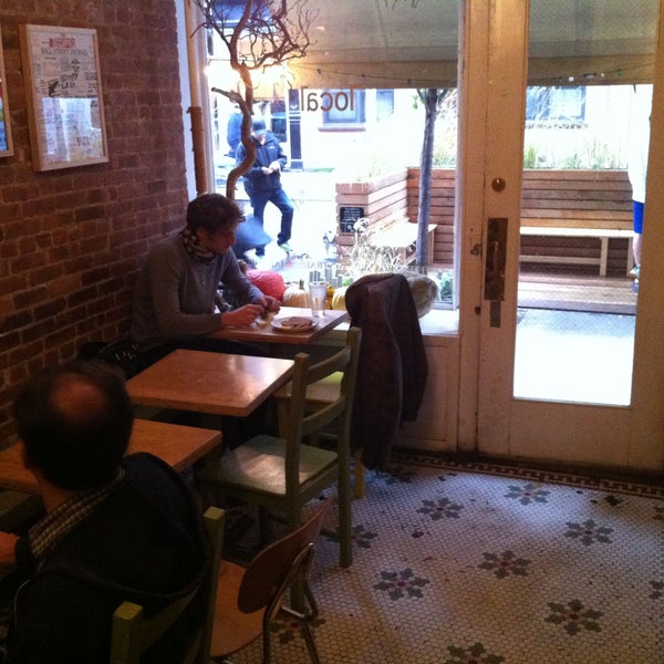รูปภาพถ่ายที่ Local Café โดย Octavian C. เมื่อ 11/23/2011
