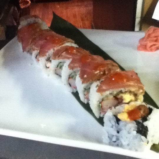 Снимок сделан в Kinki Asian Fusion Sushi пользователем Shannon M. 7/31/2011