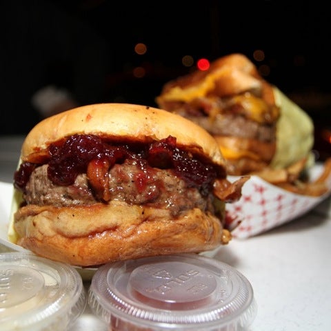 Foto scattata a Grill &#39;Em All Truck da Burger J. il 2/6/2011