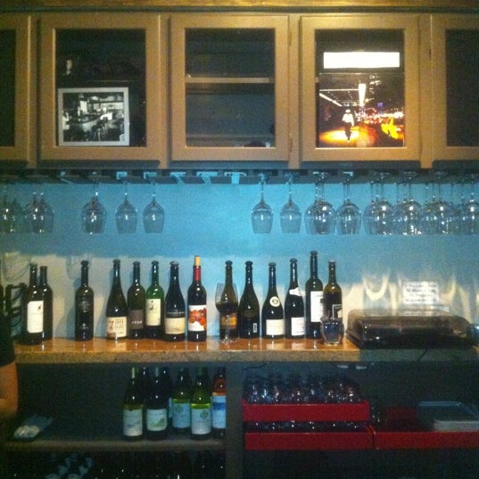 4/13/2012 tarihinde frank C.ziyaretçi tarafından District Wine'de çekilen fotoğraf