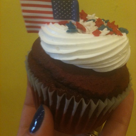 4th of July cupcakes were very delicious and adorable! Red velvet on the inside and soft topping on the outside! Key lime meringue pie is a must have as I'm sure everything else! Staff is awesome!
