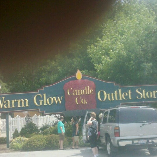 รูปภาพถ่ายที่ Warm Glow Candle Outlet โดย Brandy W. เมื่อ 7/7/2012