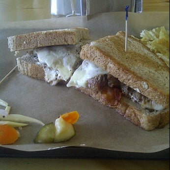 6/16/2012 tarihinde Gregziyaretçi tarafından Noble Sandwich Co.'de çekilen fotoğraf