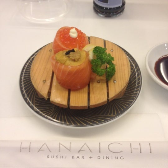 6/10/2012 tarihinde Rianeziyaretçi tarafından Hanaichi Sushi Bar + Dining'de çekilen fotoğraf