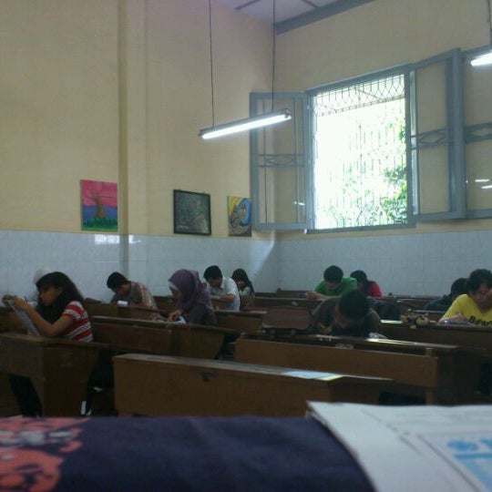 Снимок сделан в SMA Negeri 9 Surabaya пользователем Akbar J. 1/15/2012