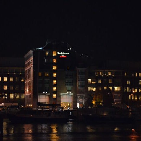 Foto tirada no(a) Residence Inn by Marriott Boston Harbor on Tudor Wharf por Kellyjeanne P. em 12/9/2011