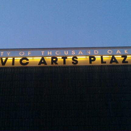 Foto tomada en Thousand Oaks Civic Arts Plaza  por Michelle S. el 1/23/2012
