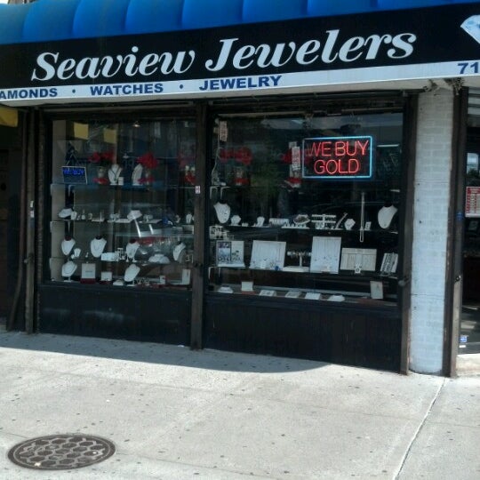 Foto tomada en Seaview Jewelers  por Evie F. el 6/8/2012
