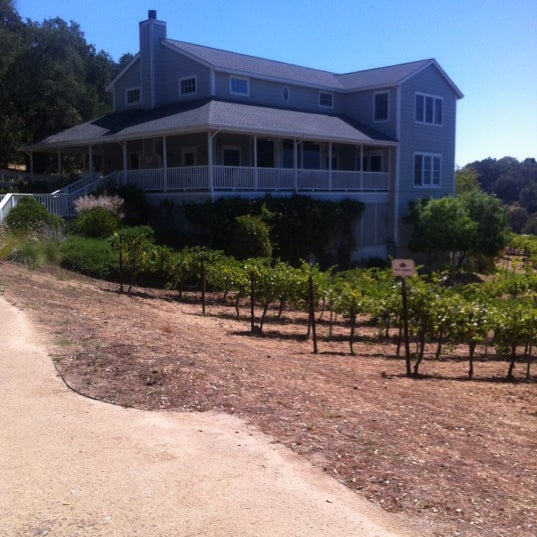 รูปภาพถ่ายที่ Arrowood Vineyards &amp; Winery โดย Lora เมื่อ 9/3/2012
