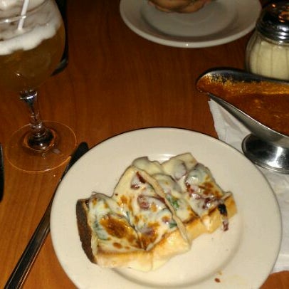 รูปภาพถ่ายที่ Cody&#39;s Ale House Grill โดย Alexandria C. เมื่อ 11/13/2011