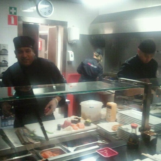 รูปภาพถ่ายที่ Ask de Chef - Fusion | Sushi | Lounge โดย Ferry-Jan W. เมื่อ 3/30/2012