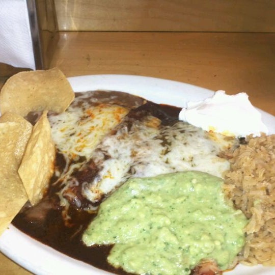 Foto diambil di Dos Burritos Mexican Restaurant oleh Toby M. pada 1/22/2012