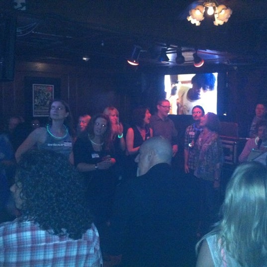 รูปภาพถ่ายที่ Backstage Bar &amp; Grill โดย DK U. เมื่อ 7/24/2012