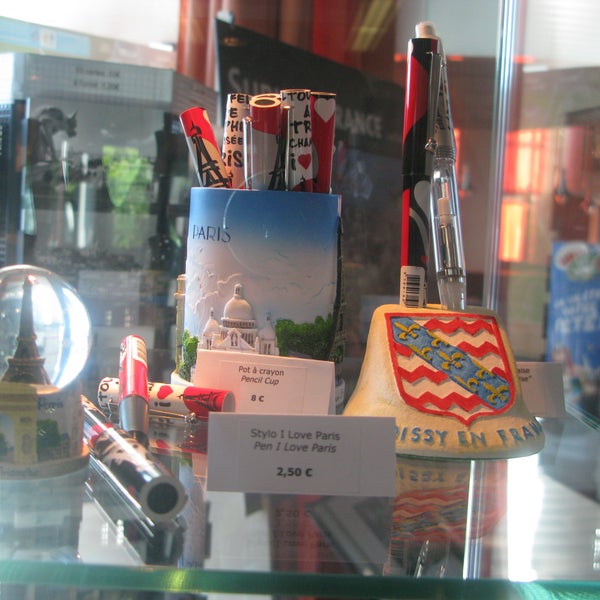 Offrez des souvenirs de Paris à vos proches avec la boutique de l'Office de Tourisme: sacs, cartes postales, T-shirts, bijoux, châles, livres, stylos, pots à crayons, porte-clés, casquettes,...