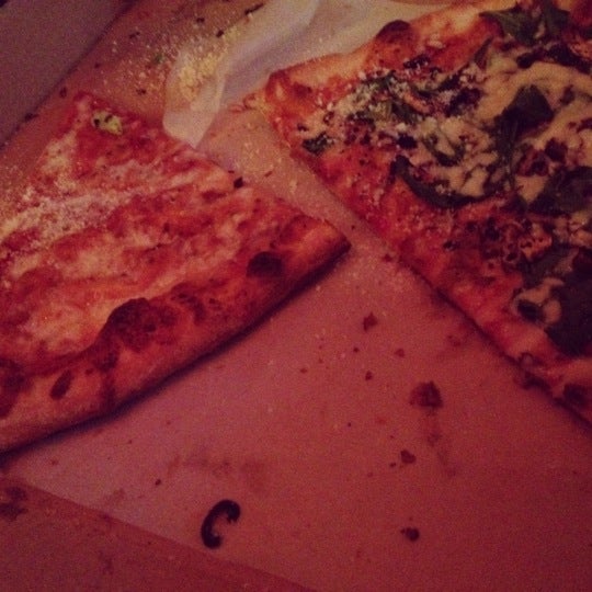 Das Foto wurde bei Two Fisted Mario&#39;s Pizza von Josh O. am 7/14/2012 aufgenommen
