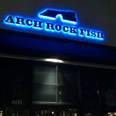 รูปภาพถ่ายที่ Arch Rock Fish โดย Doug M. เมื่อ 11/2/2011