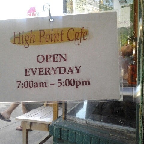 Foto tirada no(a) High Point Cafe por Victoria S. em 8/30/2012