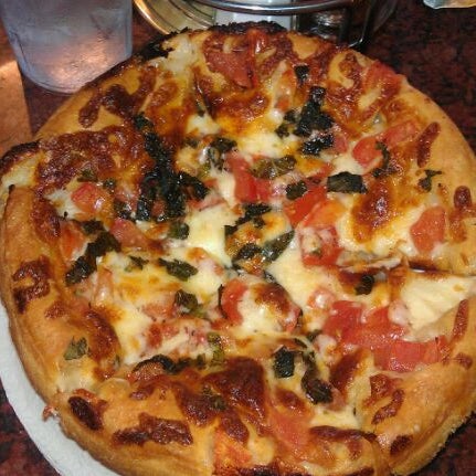 Foto tirada no(a) Matthew&#39;s Pizza por Kevin P. em 8/14/2011