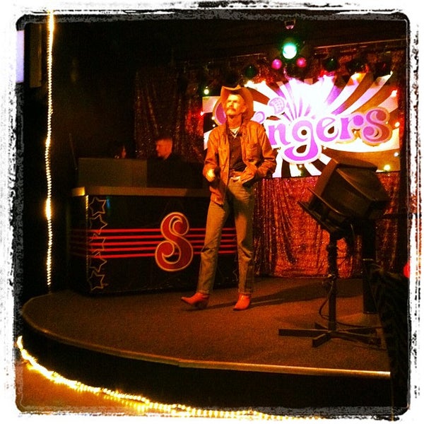 10/22/2011 tarihinde Mike W.ziyaretçi tarafından Singers Karaoke Club'de çekilen fotoğraf