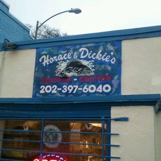 Photo taken at Horace &amp; Dickie&#39;s Seafood by Jay B. on 12/27/2011