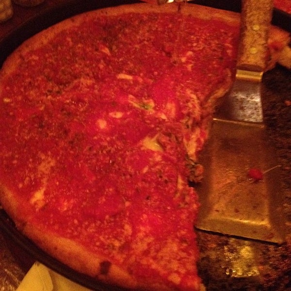 Photo taken at Gullivers Pizza and Pub Chicago by Kevin P. on 9/2/2012