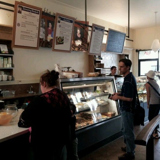 4/9/2012 tarihinde Doug C.ziyaretçi tarafından Upper Crust Bakery &amp; Eatery'de çekilen fotoğraf