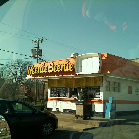 รูปภาพถ่ายที่ Weenie Beenie โดย Nancy R. เมื่อ 12/24/2011