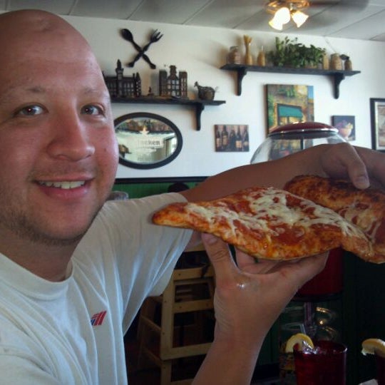 Foto diambil di Pizza D&#39;Oro oleh Isaac C. pada 6/2/2012