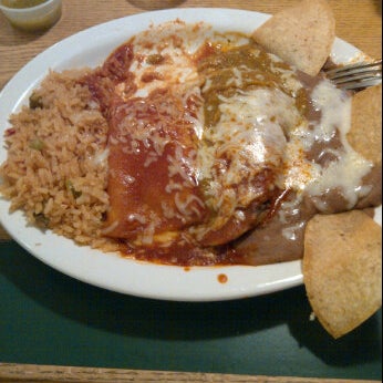 Foto diambil di La Fogata Mexican Restaurant &amp; Catering oleh JayChan pada 11/15/2011