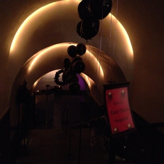 1/1/2012 tarihinde Tracey B.ziyaretçi tarafından Cellar Bar at Bryant Park Hotel'de çekilen fotoğraf