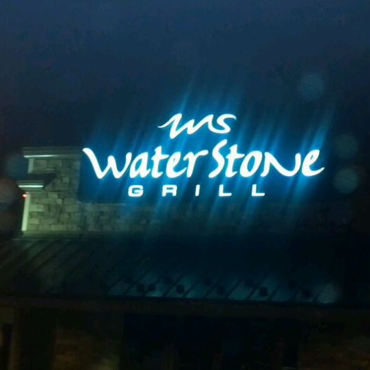 รูปภาพถ่ายที่ Waterstone Grill โดย Robert เมื่อ 11/28/2011