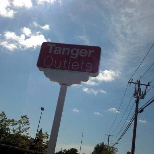 Das Foto wurde bei Tanger Outlet Riverhead von Cynthia C. am 8/26/2012 aufgenommen