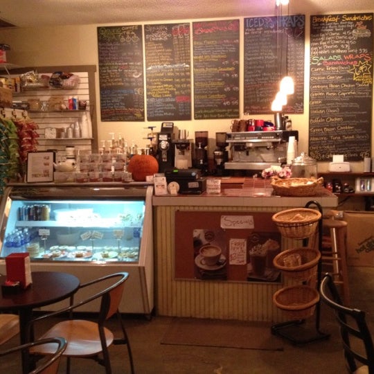 รูปภาพถ่ายที่ The Corner Perk Cafe, Dessert Bar, and Coffee Roasters โดย Josh C. เมื่อ 10/15/2011