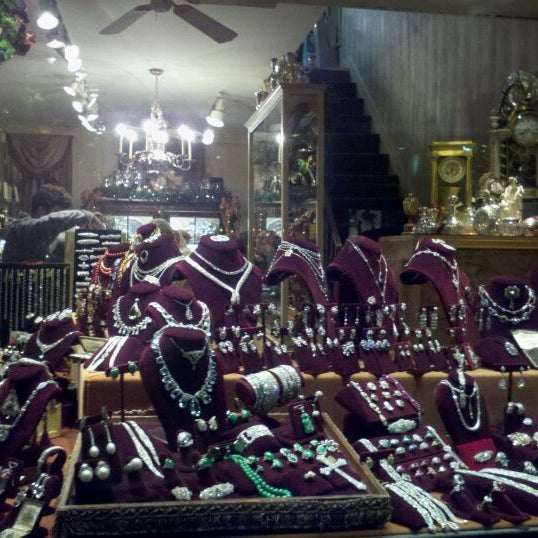 12/24/2011 tarihinde yo y.ziyaretçi tarafından Lang Antique &amp; Estate Jewelry'de çekilen fotoğraf