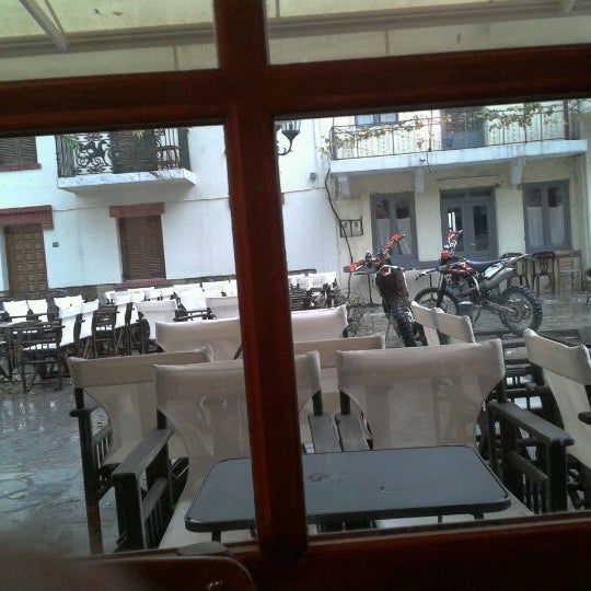 Foto tirada no(a) Καφεγλυκοπωλείο 1743 por Tassos P. em 10/16/2011