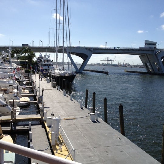 รูปภาพถ่ายที่ Pier 66 Marina โดย John F. เมื่อ 11/16/2011