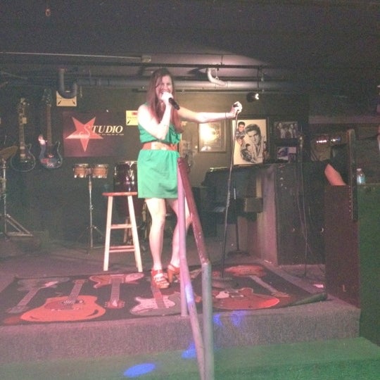 Foto tirada no(a) Studio Karaoke Club por Lauren N. em 1/29/2012